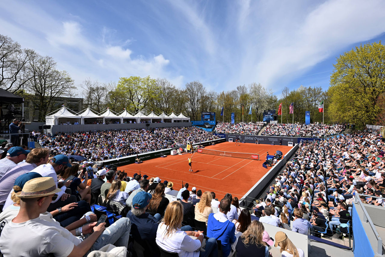 Blick auf einen vollen Center Court bei den BMW Open 2023.