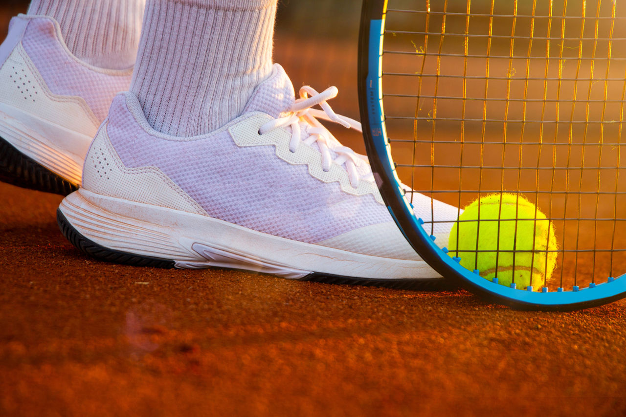 Symbolbild Tennis: Nahaufnahme von einem Tennisspieler auf einem Sandplatz *** Symbol image tennis close up of a tennis player on a clay court Copyright: xx